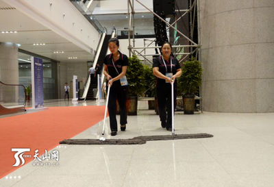 第四屆中國(guó)--亞歐博覽會(huì)服務(wù)工作者剪影